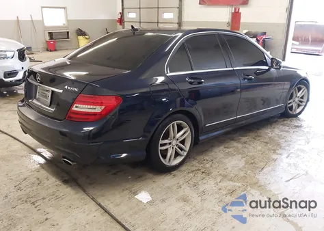 2012 Mercedes-Benz C 300 Luxury 4Matic/Sport 4Matic z USA, uszkodzony, nr VIN WDDGF8BB7CR231946